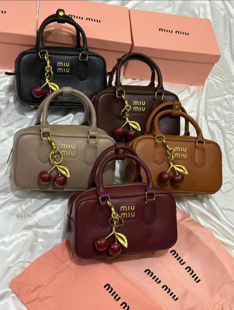 شنطة ميو ميو الكرز - بني