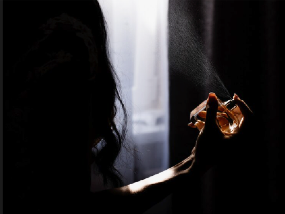 أسرار ثبات العطر | كيف تجعل رائحة العطر معاك طول اليوم؟