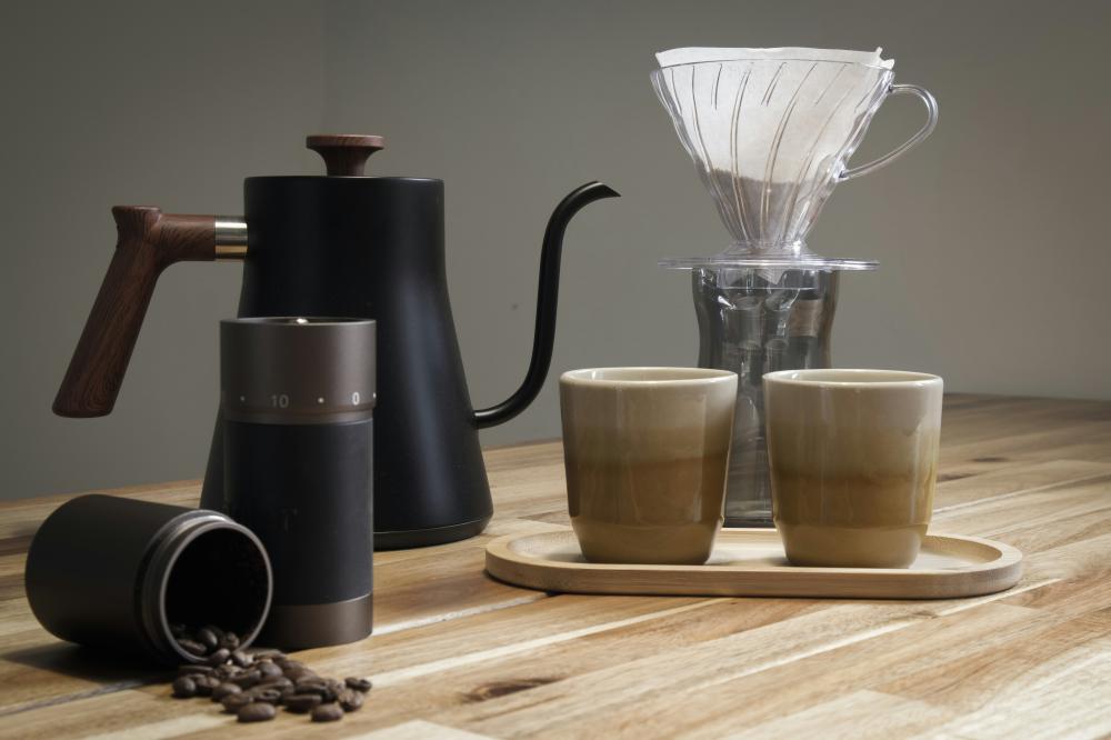 أدوات تحضير V60 مع حبوب القهوة المختصة لاختيار أفضل محصول مناسب