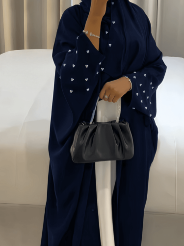 عباية مطرزة