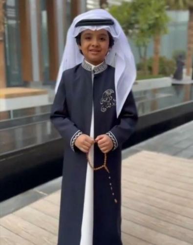 دقلة أطفال أنيقة بتصميم البشت الأسود