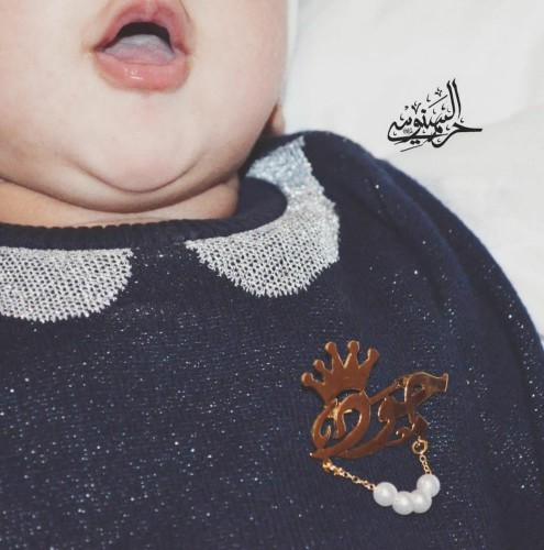 بروش اطفال وردة أنيق مع لمسة ذهبية