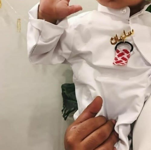 بروش أطفال ذهبية مع اسم وشماغ