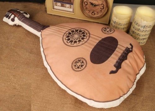 وسادة على شكل عود.