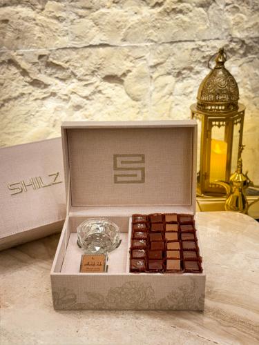Uncovered Chocolate Box With Crystal Incense Burner - صندوق شوكولاتة مكشوفة مع مبخرة كريستال