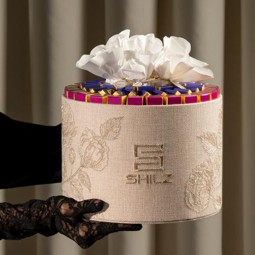 Elegant High Round Tray With a Luxurious Design Cover And Pouch Chocolates - صينية دائرية مرتفعة انيقة بتصميم فاخر شوكولاته مغلفة والباوتش