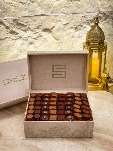 Uncovered Chocolate Box - صندوق شوكولاتة مكشوفة