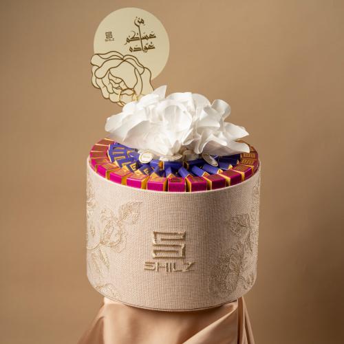 Elegant High Round Tray With a Luxurious Design Cover And Pouch Chocolates - صينية دائرية مرتفعة انيقة بتصميم فاخر شوكولاته مغلفة والباوتش