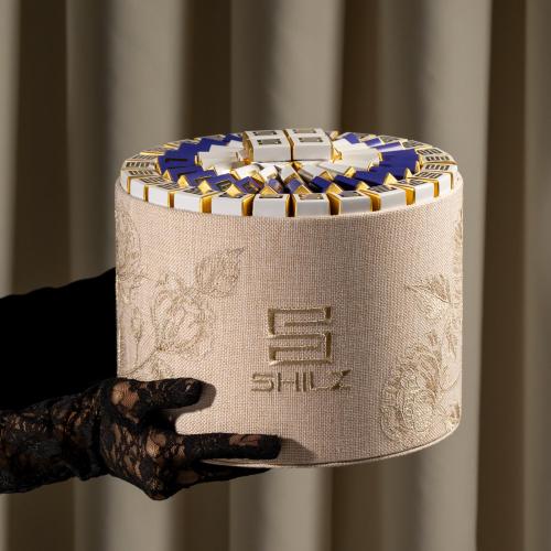 Elegant High Round Tray With a Luxurious Design Cover Chocolates - صينية دائرية مرتفعة انيقة بتصميم فاخر شوكولاته مغلفة