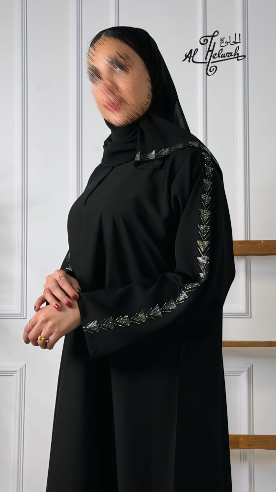 عباءة مقفولة كريب برسمات كرستال سوارفسكي على الاكتاف