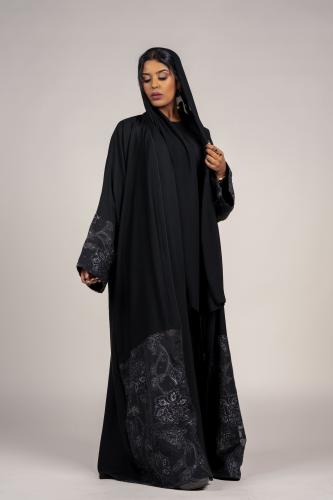 عباية كريب أسود مع جاكار أسود مقصب