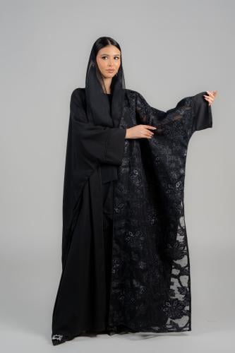 عباية كريب أسود مع جاكار أسود مقصب
