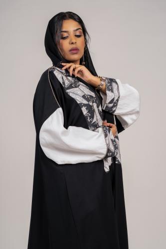 عباية كريب أسود مع كلفة أسود وأبيض