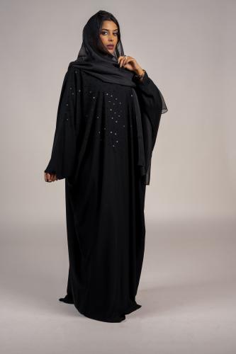 عباية كريب أسود مشغول يدوي بالترتر