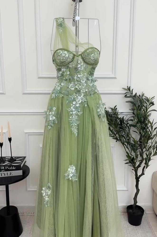 فستان فخم بطلاله ملكيه