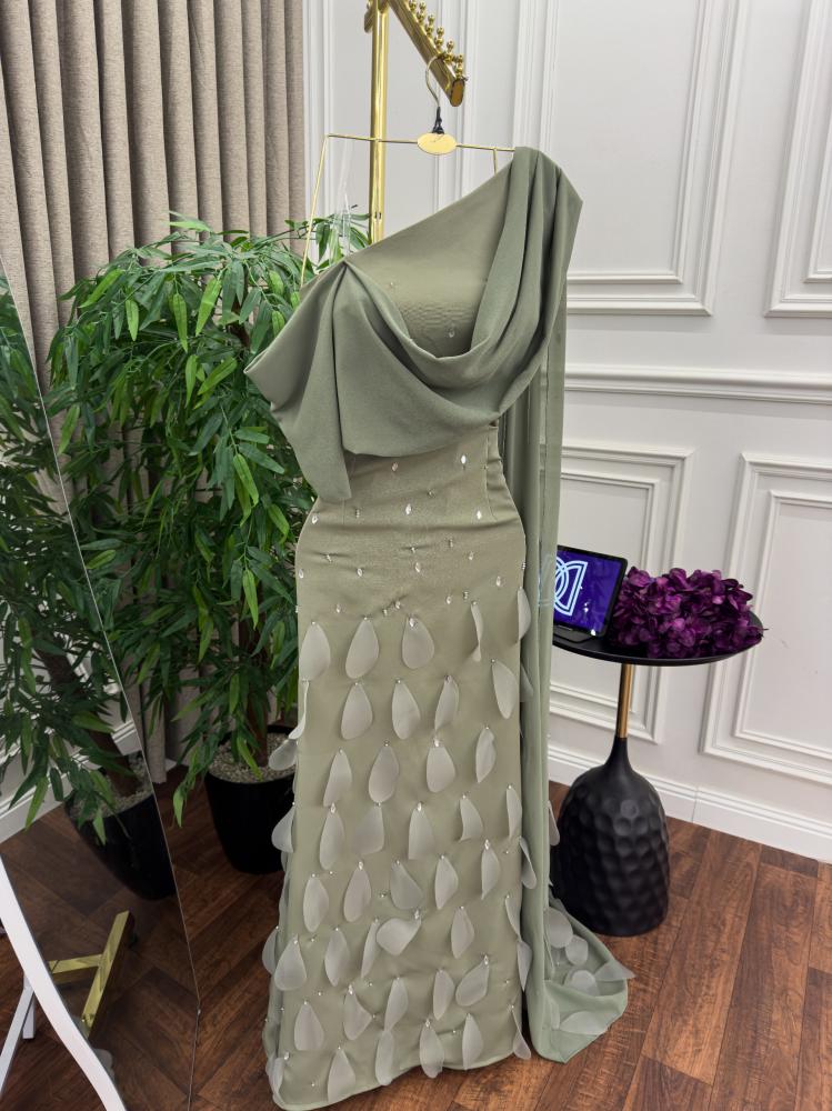 "فستان بتفاصيل مبهره