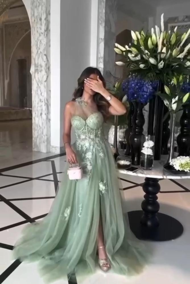 فستان فخم بطلاله ملكيه