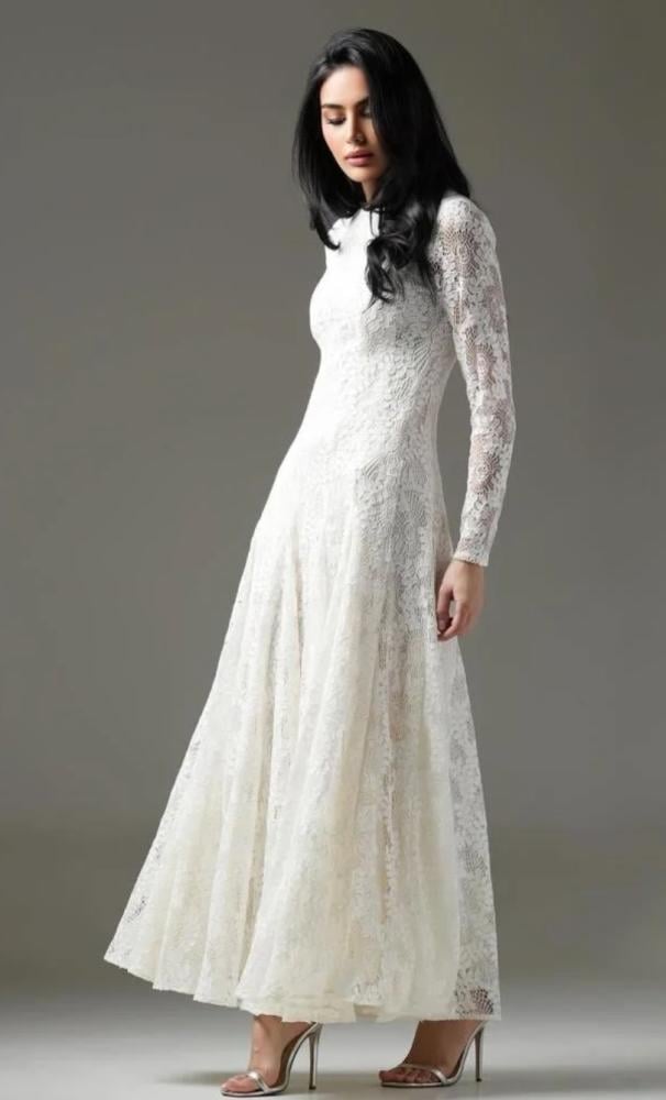 فستان ابيض بطلاله الاميرات