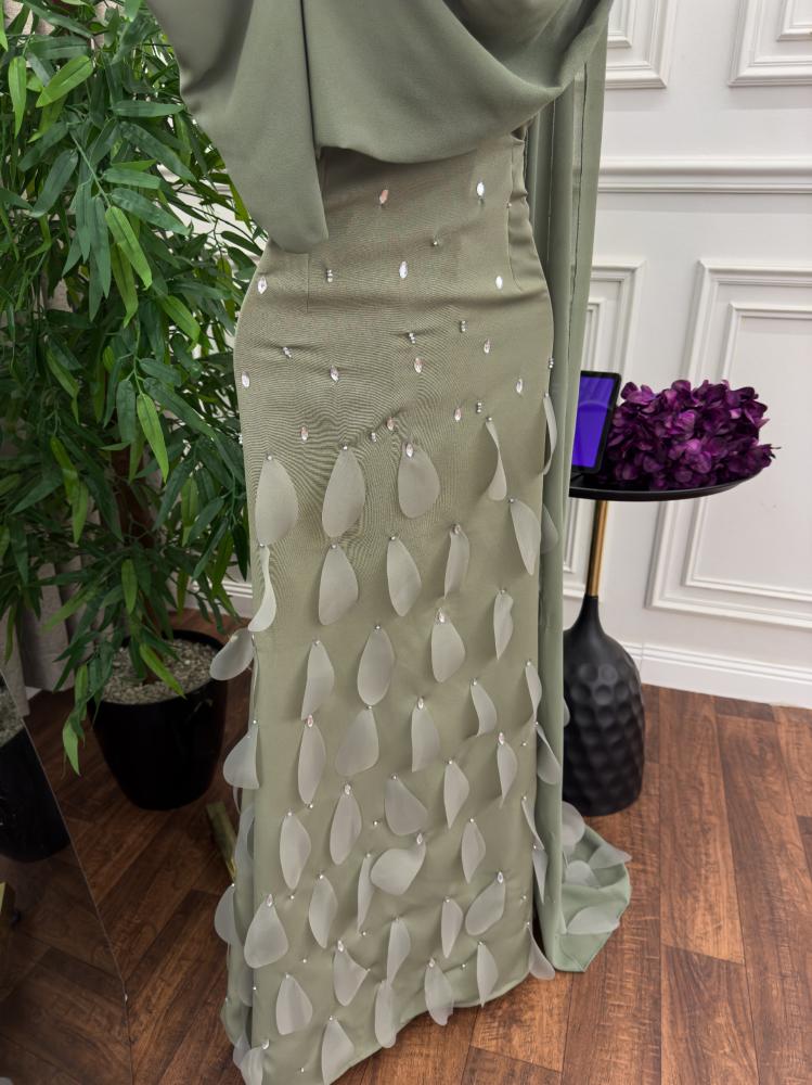 "فستان بتفاصيل مبهره