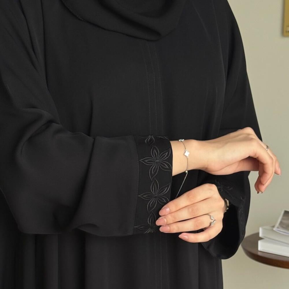عبايات سوداء مطرزة