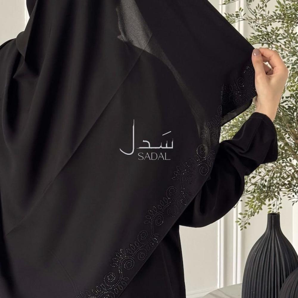 طرح سوداء مطرزة