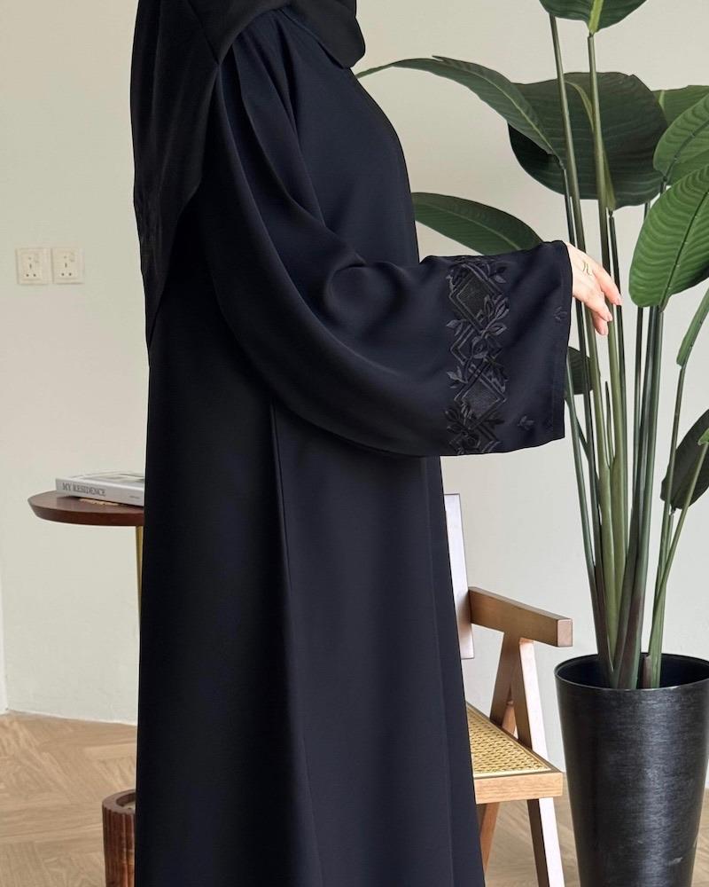 عبايات مطرزة بالخيط