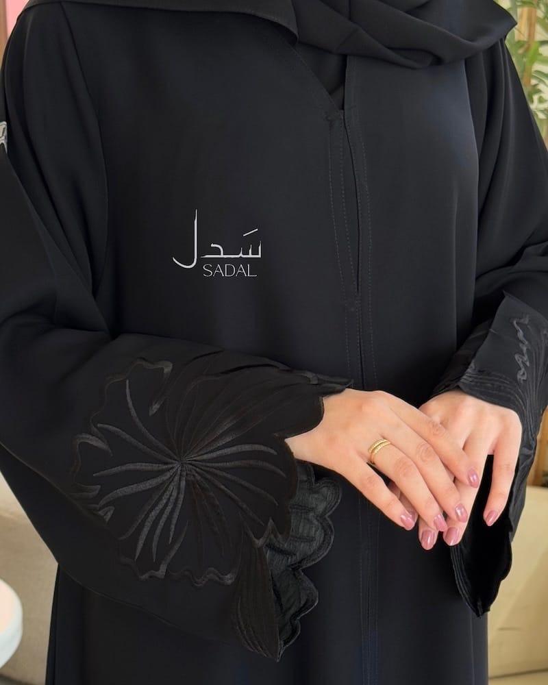 عبايات مطرزة بالورود