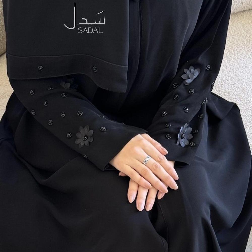 العباية المطرزة من صلالة غير شكل هالأيام، تراثنا في كل زاوية ولبسة.﻿