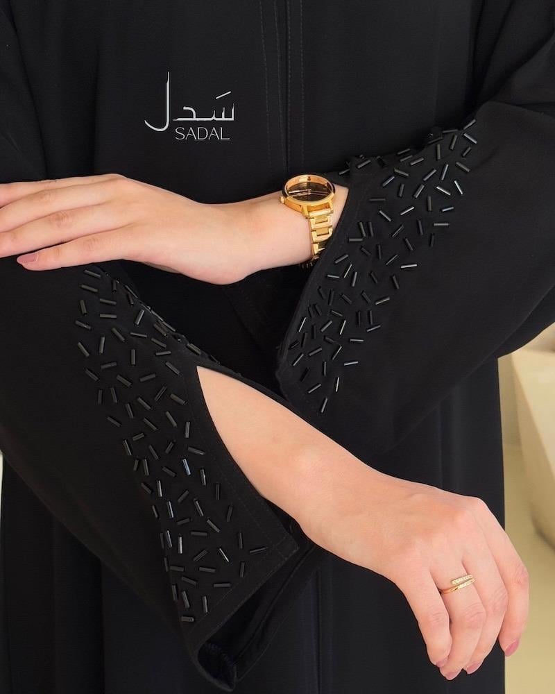 عبايات سوداء مطرزة بالكريستال