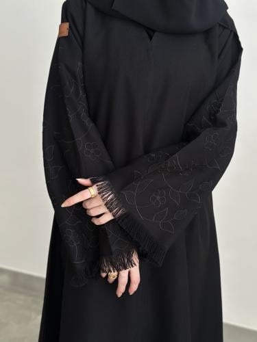 عبايه نص كلوش طقطق قماش كريب الاناقه تطريز على الا...