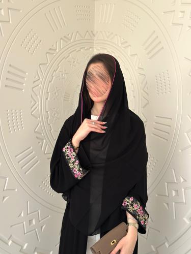 عباية أنيقة ملكي بتطريز باللون الوردي