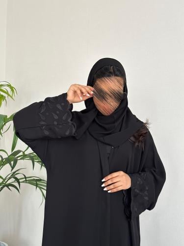 عباية يومية مع أطراف مطرزة