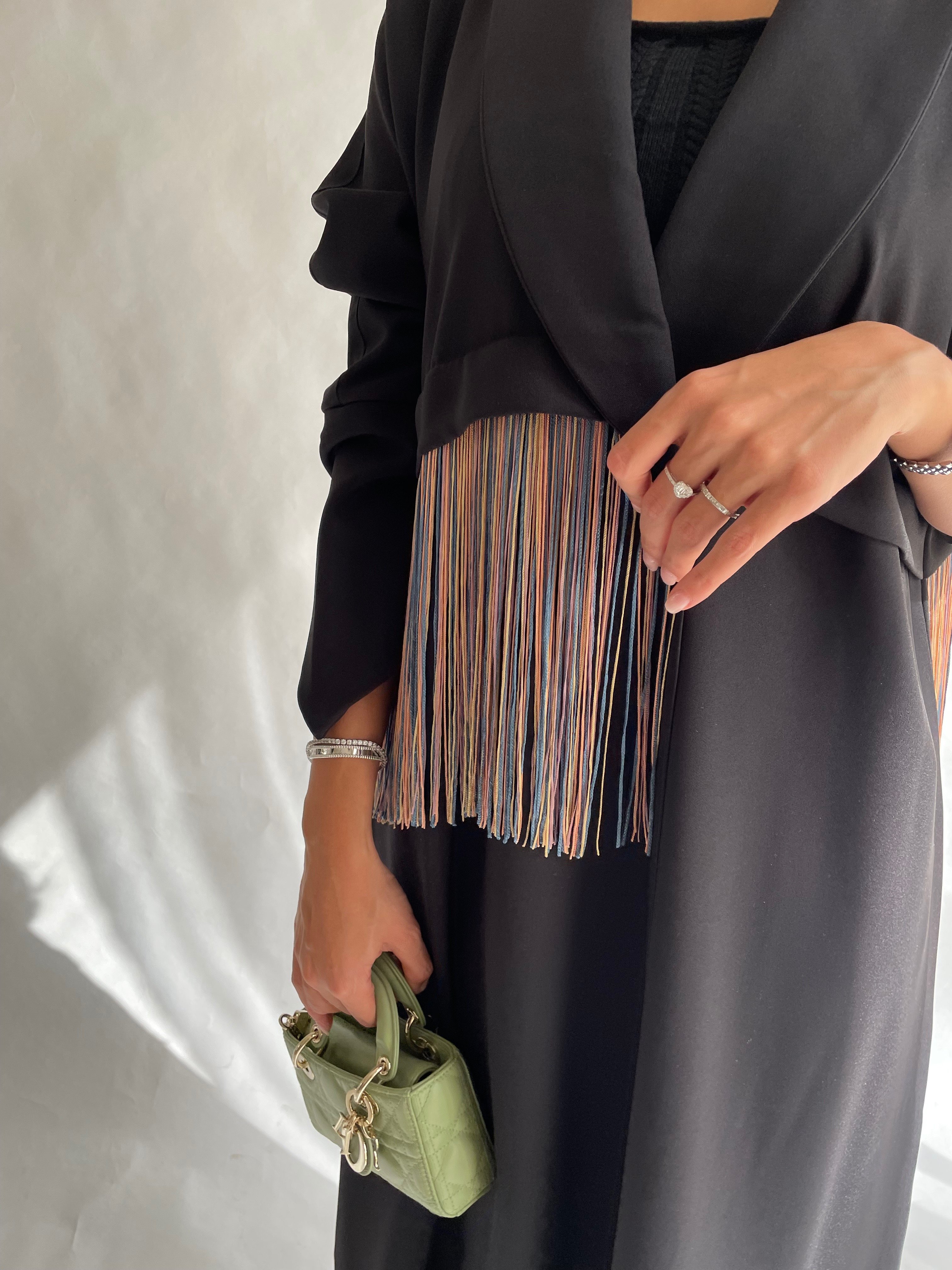 عبايه اسود مع هدب ملون