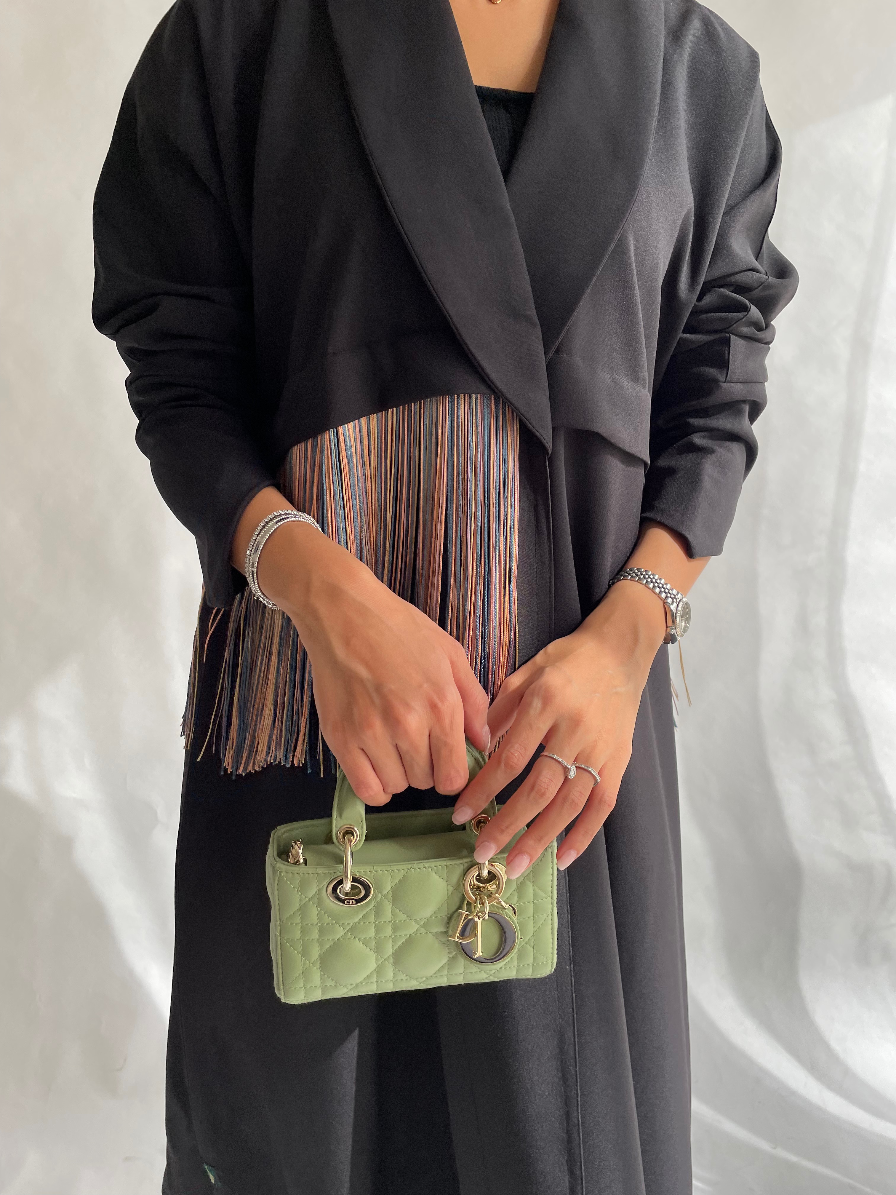 عبايه اسود مع هدب ملون