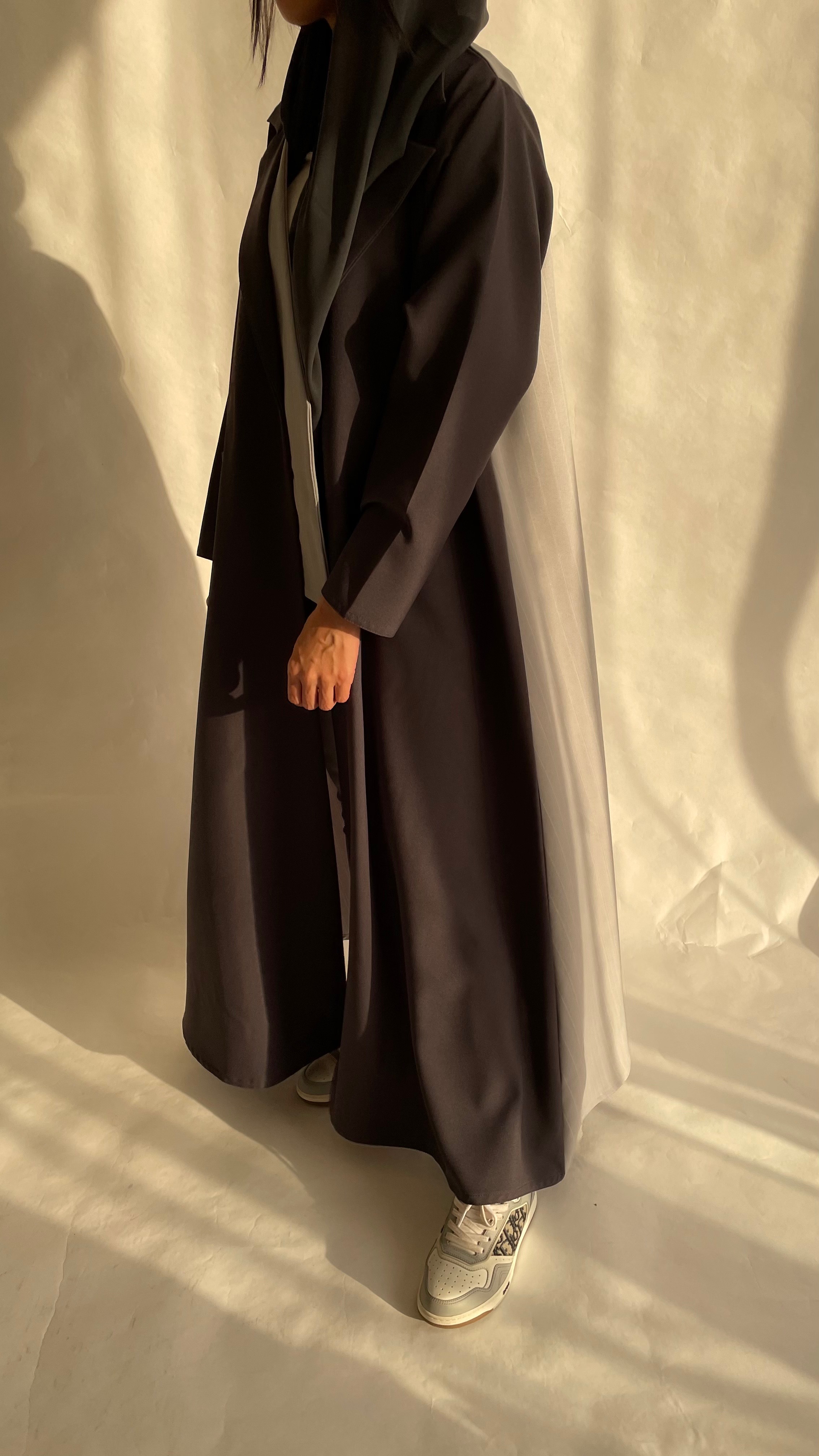 عباية رسميه رمادي غامق مع رمادي فاتح مقلم