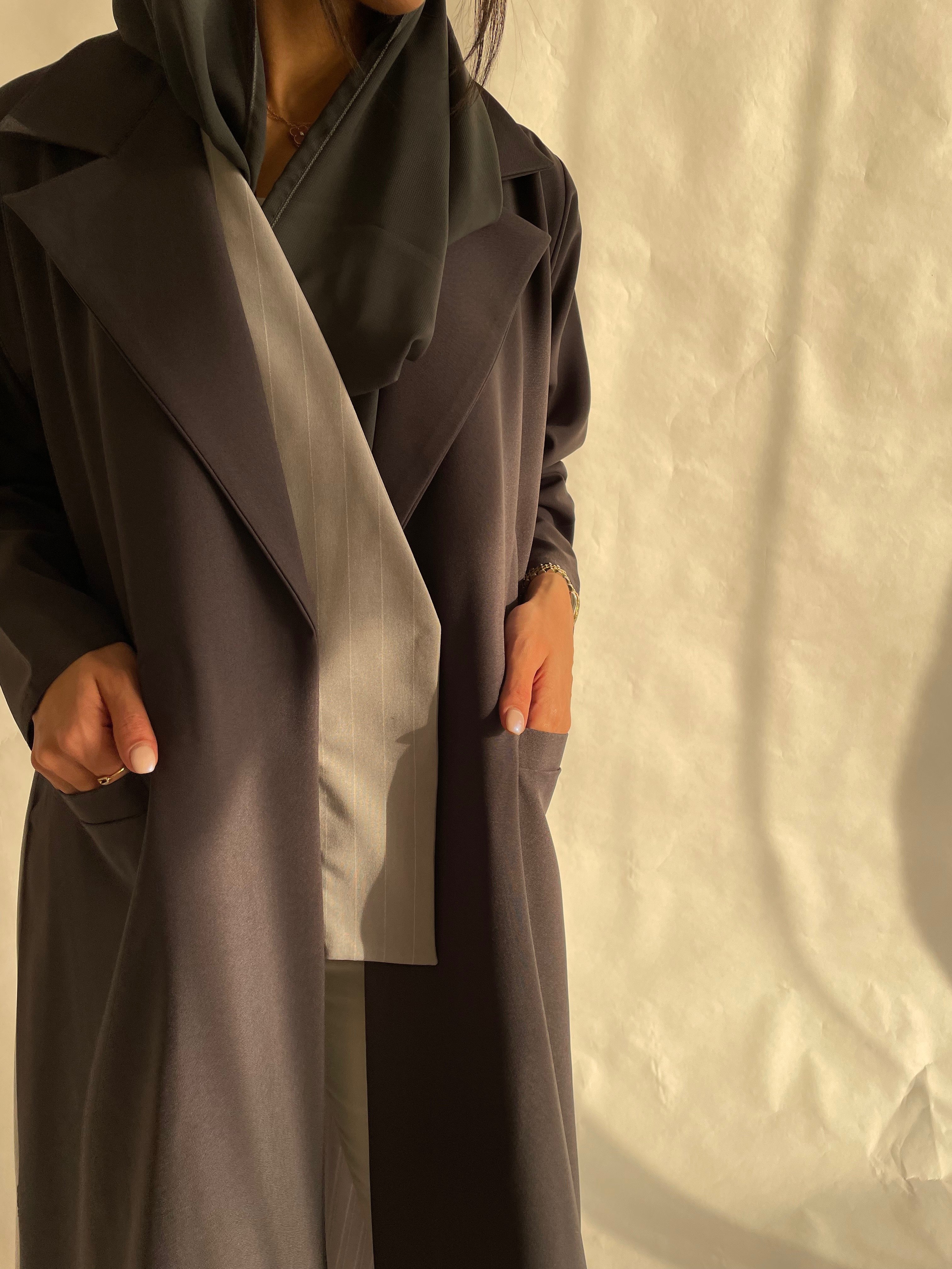 عباية رسميه رمادي غامق مع رمادي فاتح مقلم