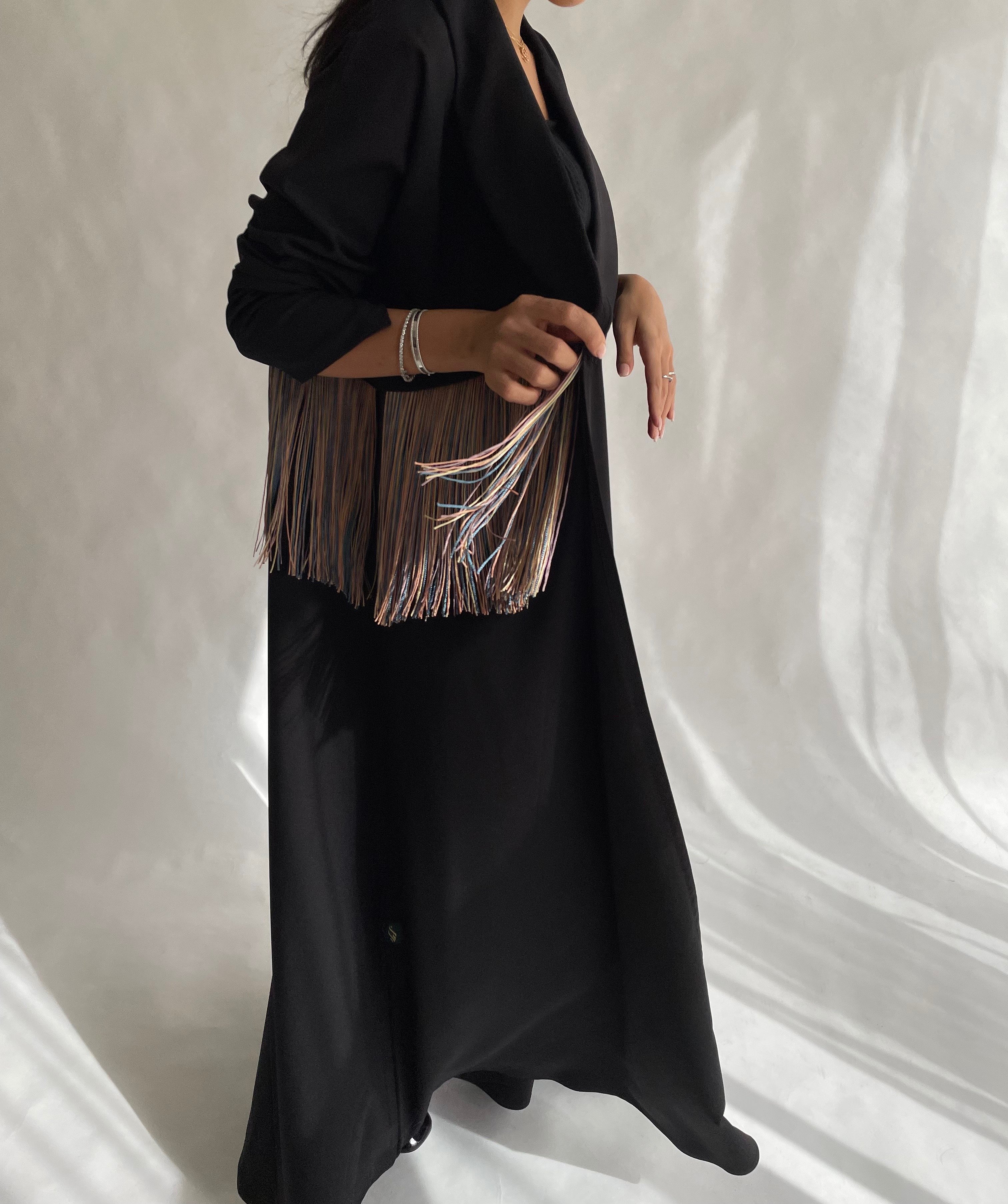 عبايه اسود مع هدب ملون