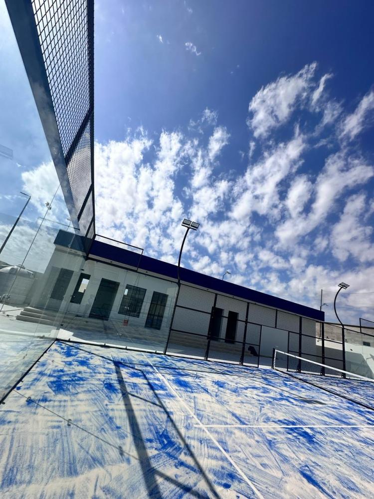 دليلك الشامل لإنشاء ملعب بادل بانوراما في السعودية: المواصفات الفنية وأسرار الجودة