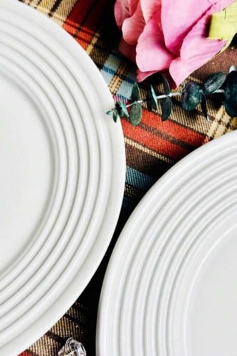 طبق تقديم أبيض منقوش