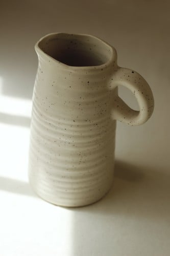 مزهرية سيراميك كريمية