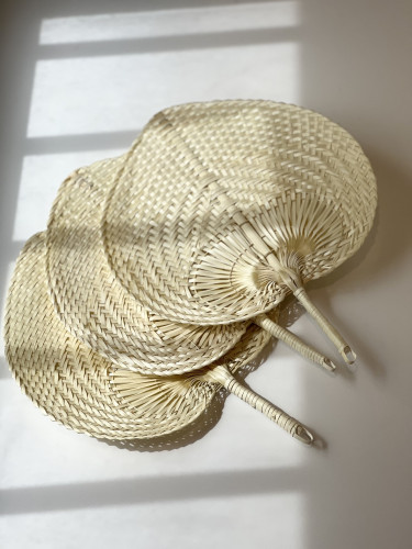 مروحة يدوية منسوجة