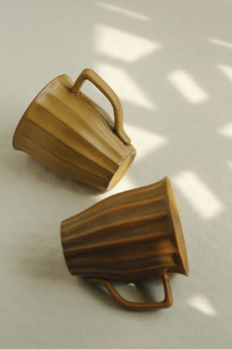 كوب مخطط منقوش بني