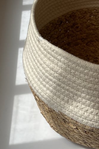 سلة من القش البحري والقطن الطبيعي