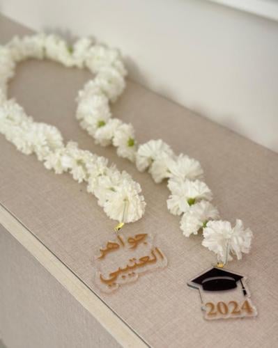 عقد تخرج بالاسم معا ورد