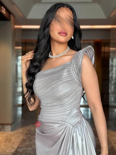 فستان سهرة طويل ناعم لامع بتصميم مميز ون شولدر