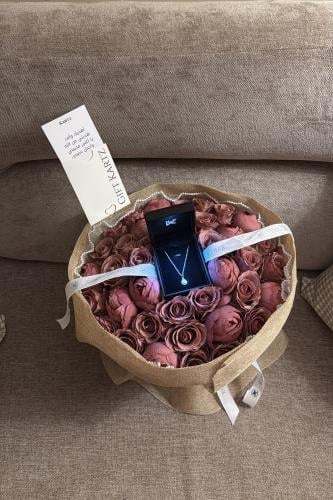 بوكيه kartz ورد صناعي بيوني مع جوري مع عقد Kartz ف...