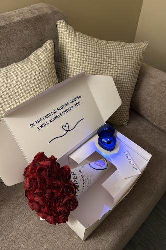 بوكيه كارتز ورد صناعي أحمر مع خاتم رجالي