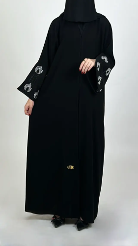 عباية بزينة أكمام أبيض وأسود
