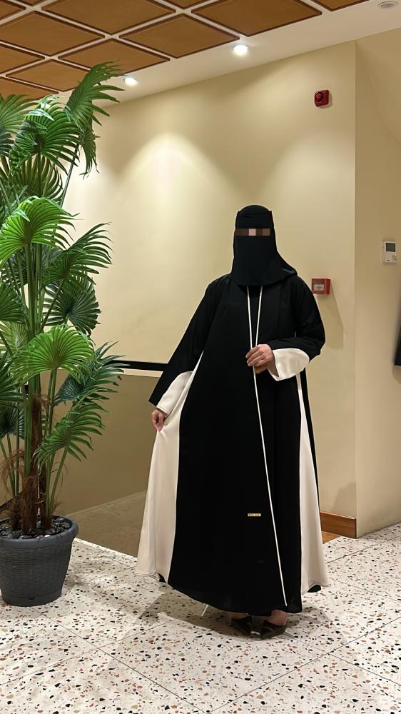 عبايه نص كلوش لف جنب بيج