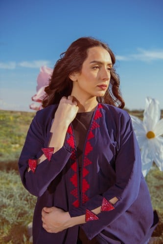 عبايه كحلي بمثلث احمر